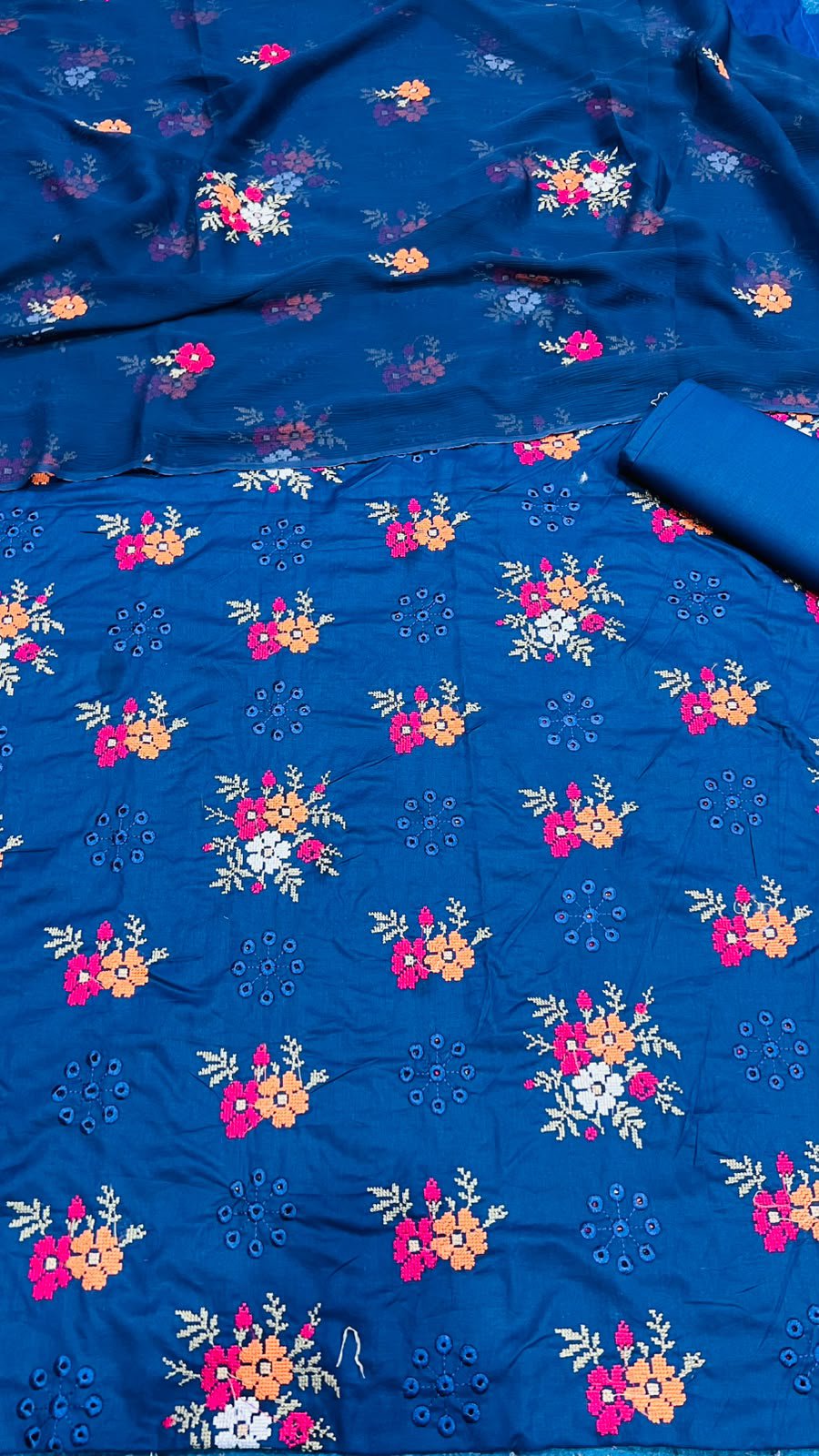 Bareeze Lawn 3piece suit - Image 3
