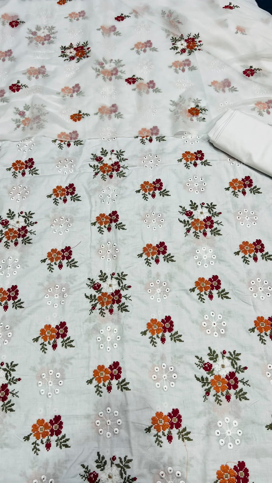 Bareeze Lawn 3piece suit - Image 4