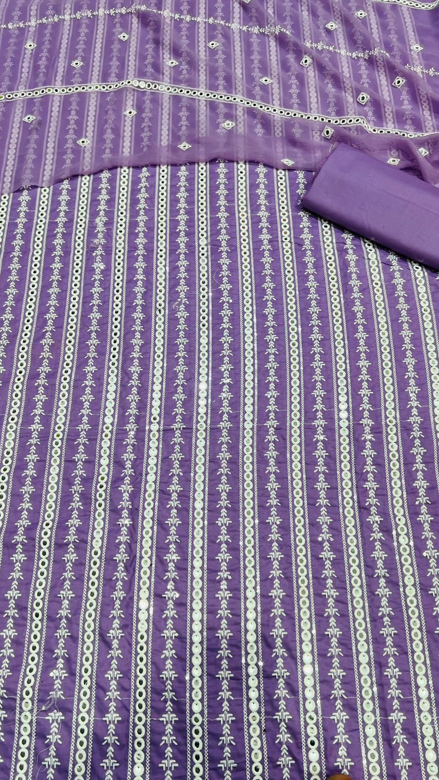 Bareeze Lawn 3piece suit - Image 8