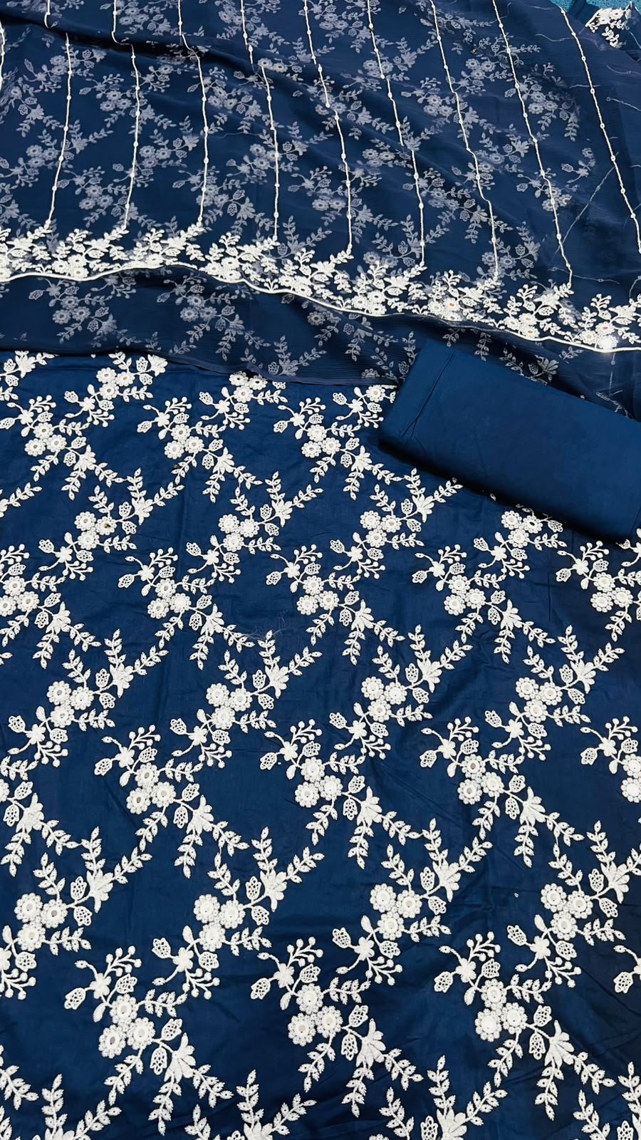 Bareeze Lawn 3piece suit - Image 24