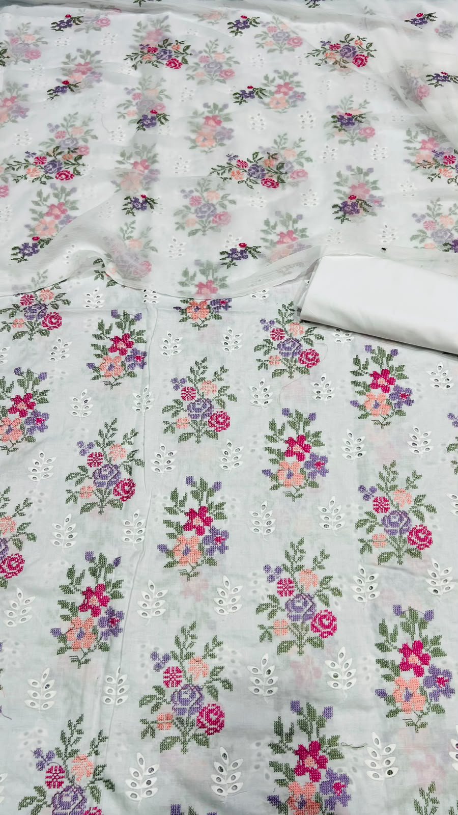 Bareeze Lawn 3piece suit - Image 25