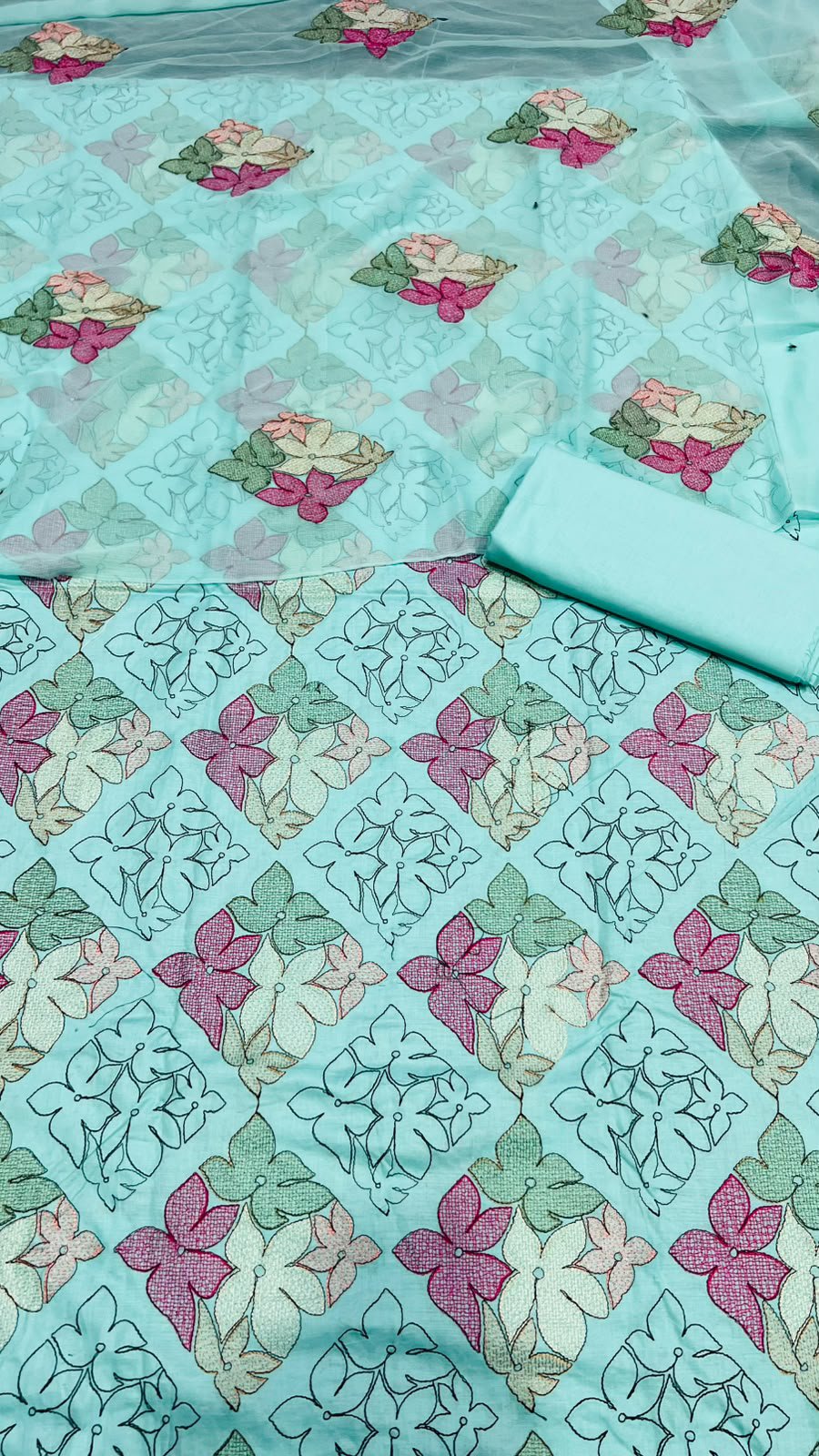 Bareeze Lawn 3piece suit - Image 12