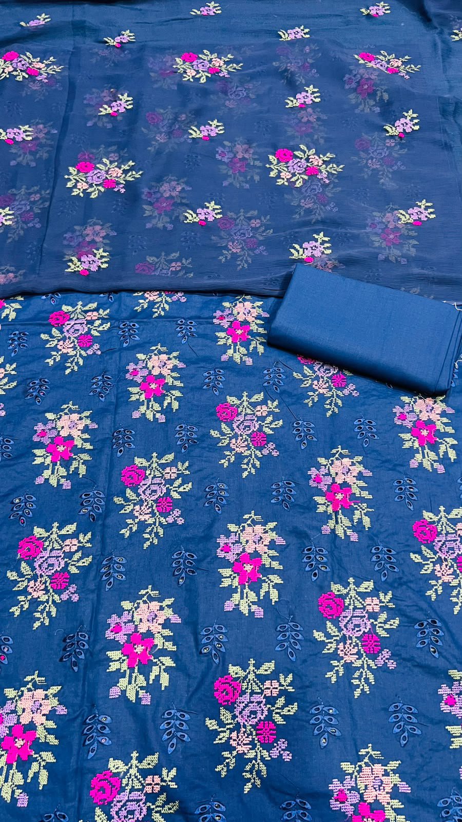 Bareeze Lawn 3piece suit - Image 17