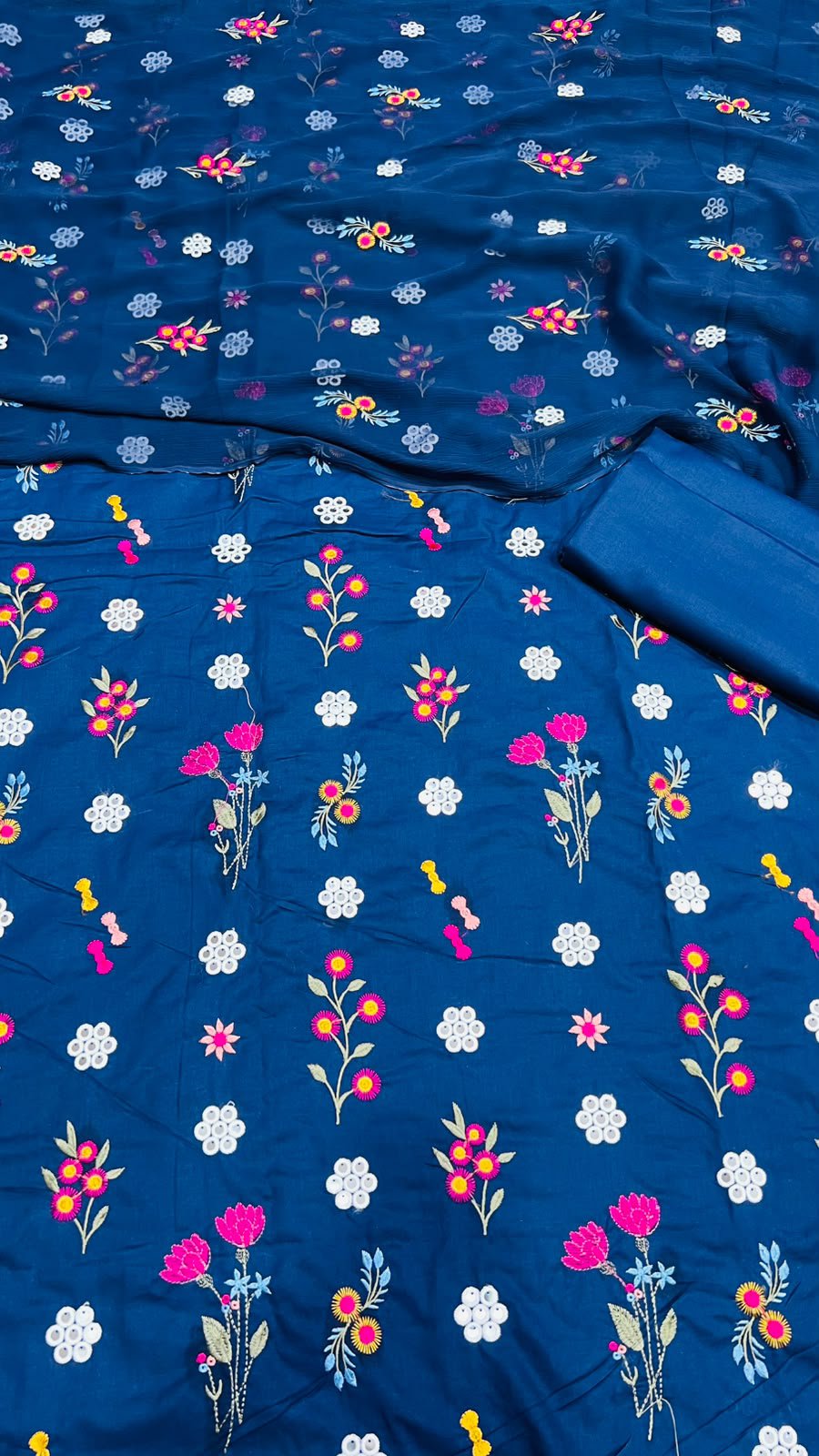 Bareeze Lawn 3piece suit - Image 2