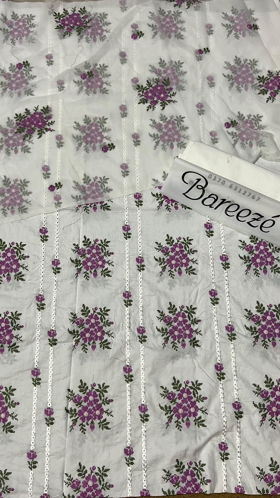Bareeze Lawn 3piece suit - Image 16