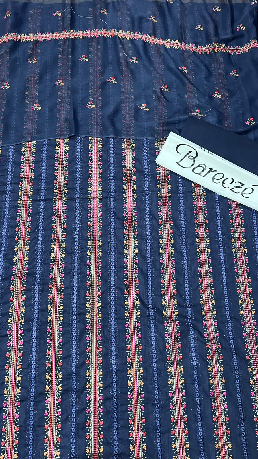 Bareeze Lawn 3piece suit - Image 28