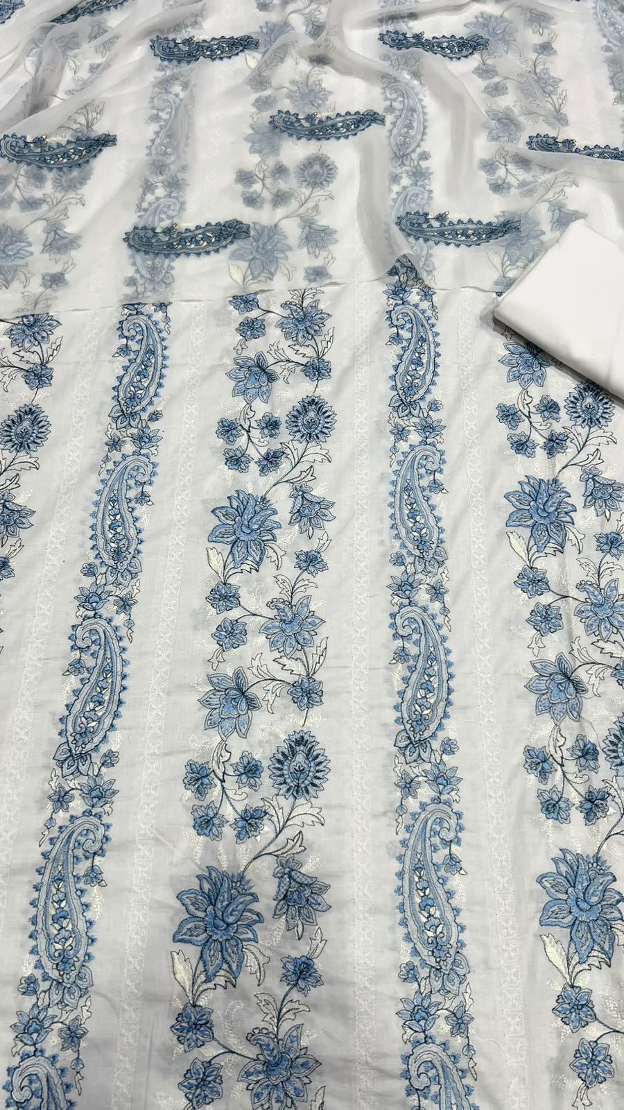 Bareeze Lawn 3piece suit - Image 27
