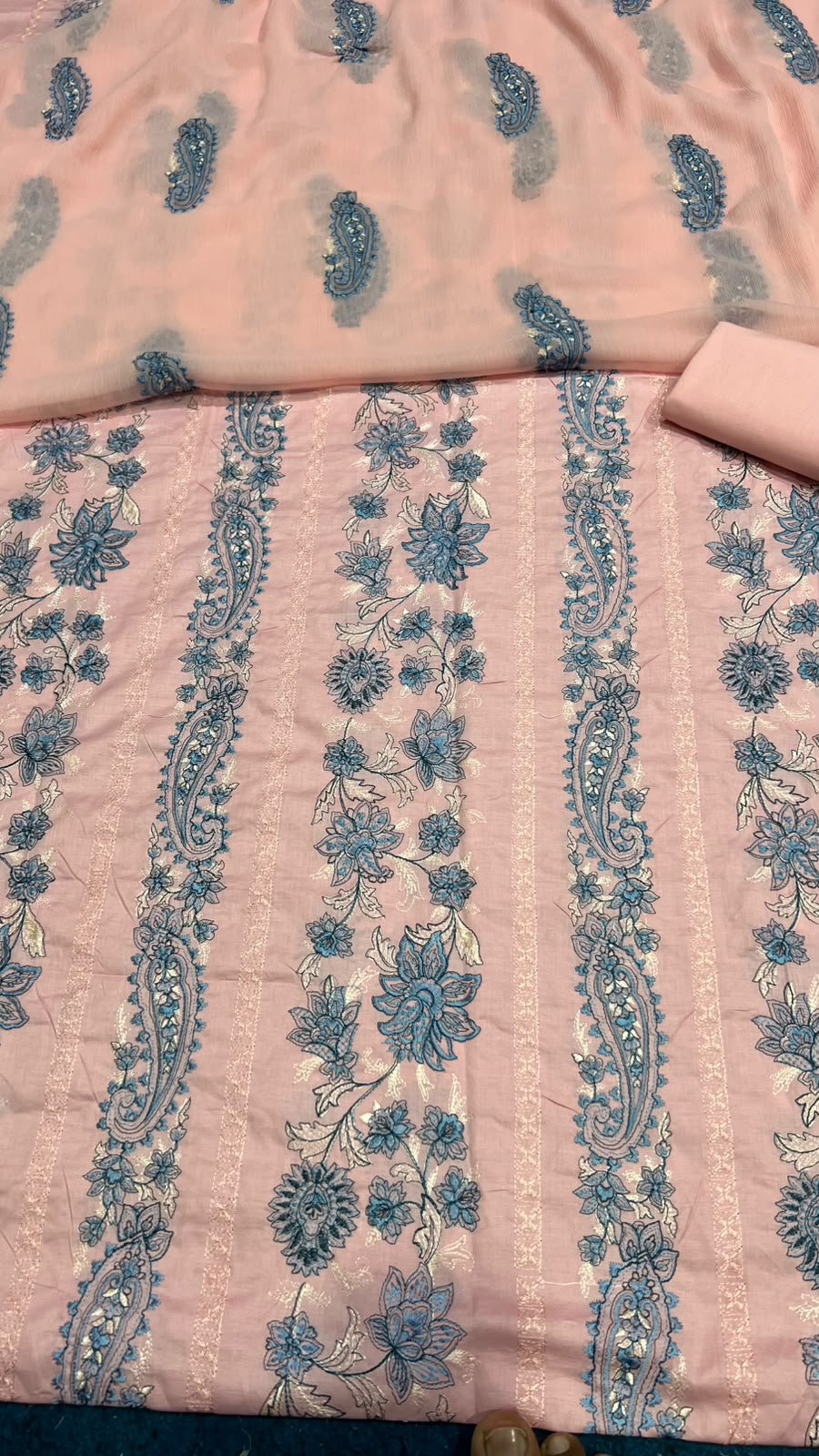 Bareeze Lawn 3piece suit - Image 18