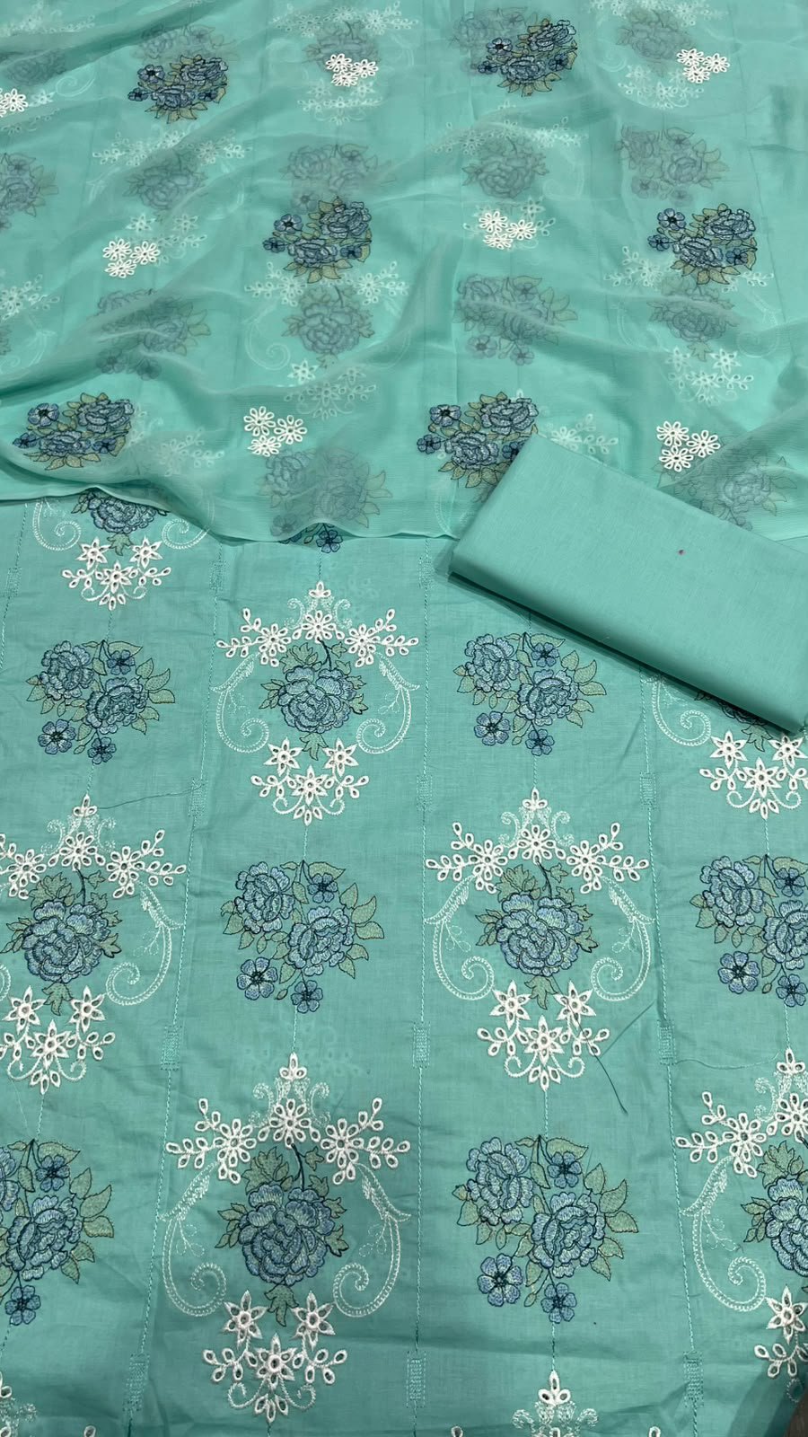Bareeze Lawn 3piece suit - Image 20